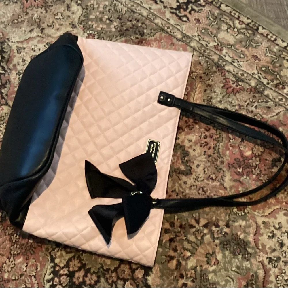Betsey Johnson Tote Bag black and Pink, inside pockets and zipper. - Picture 7 of 10